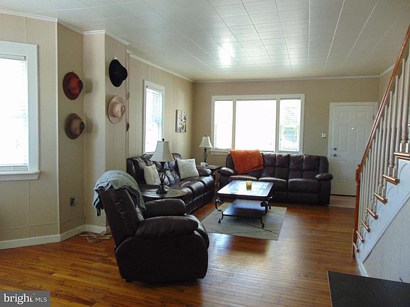 3rd image of 700 W Laurel Blvd