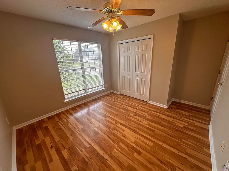 123 Larkspur Ln — Photo 3