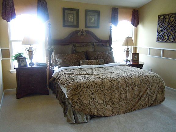Owner's suite w/sitting area cathedral ceiling soaking tub