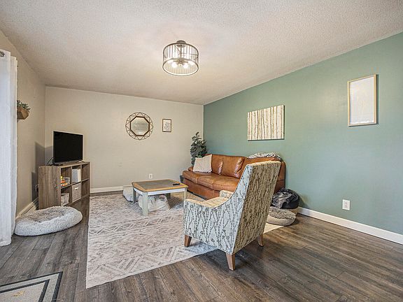 3rd image of 812 Winslow Ct