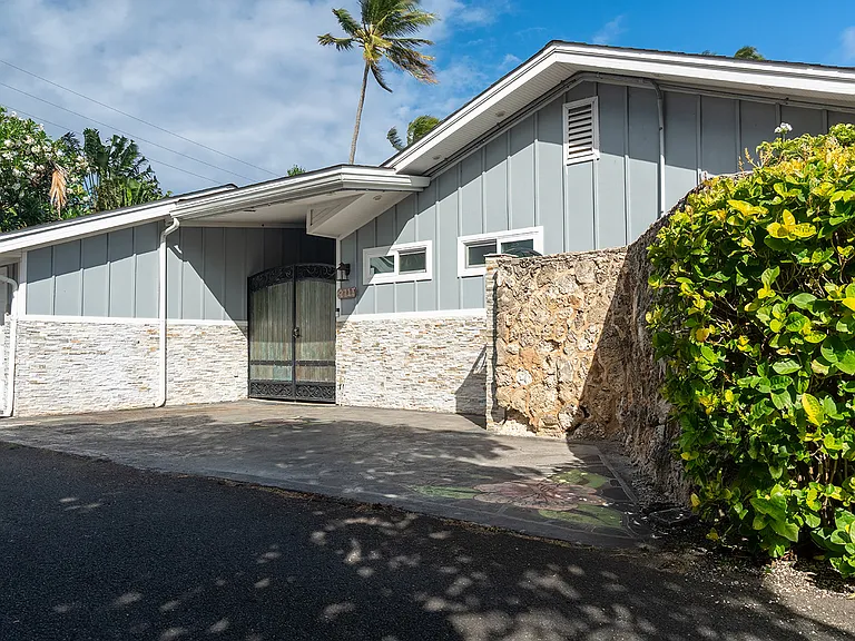 211 Portlock Rd — Photo 2