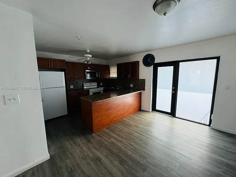 215 NW 35th Ave #UP — Photo 6