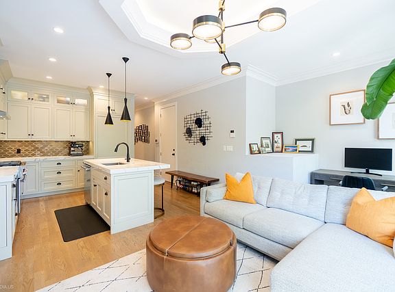 5th image of 1526 N Leavitt St #2