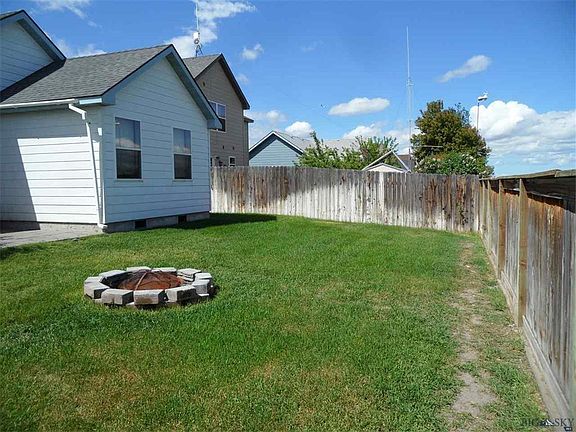 5th image of 833 N River Rock Dr