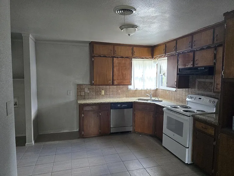 933 Carondolet Ct — Photo 11