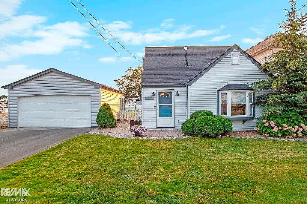 7864 Vernier Ln photo 1