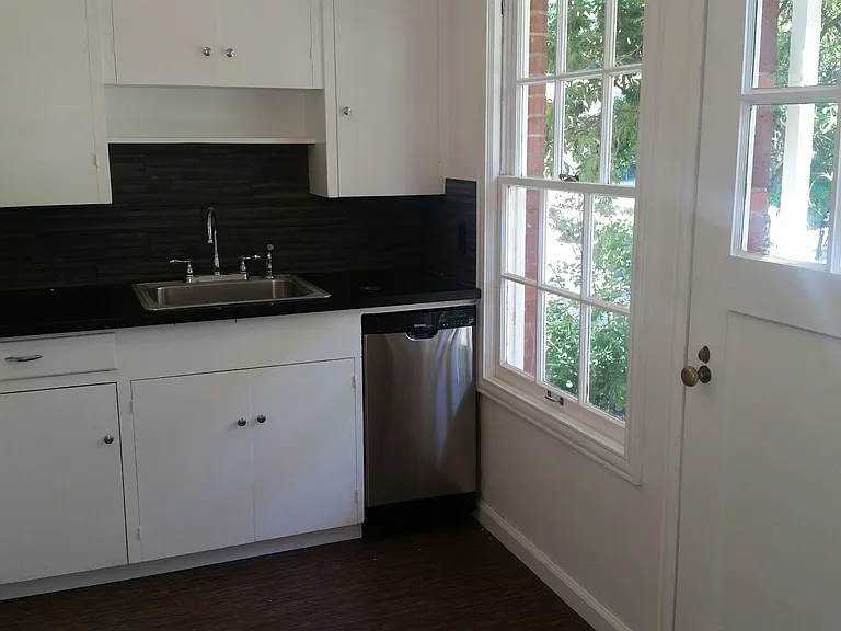 Broadmoor Manor — Photo 32