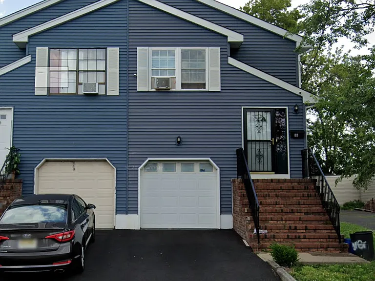 4 Holmes St — Photo 1