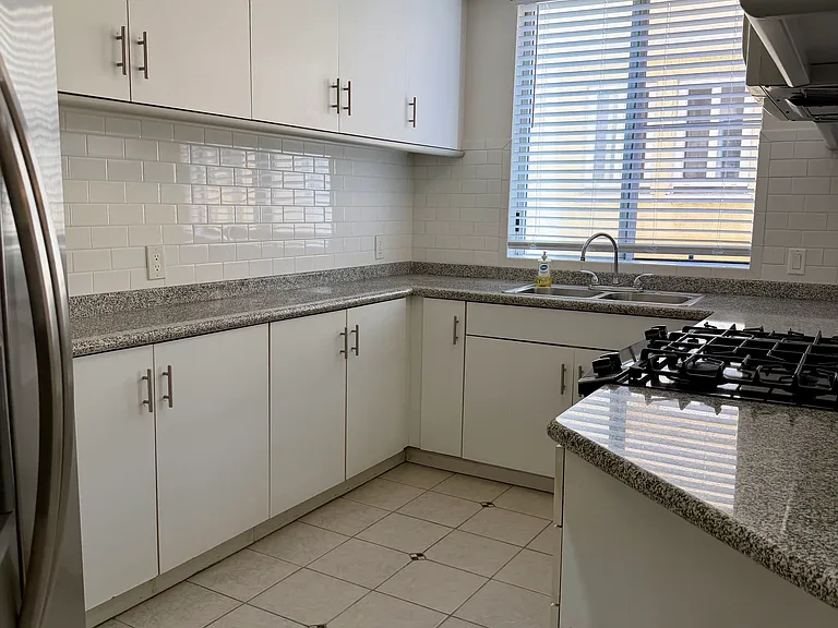 211 S Poinsettia Pl — Photo 3