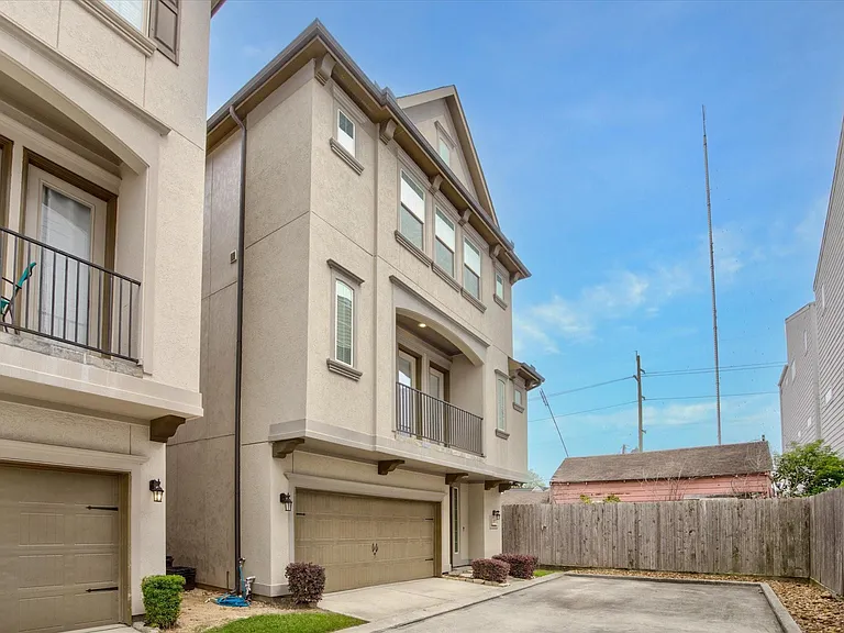 430 N Live Oak St — Photo 1