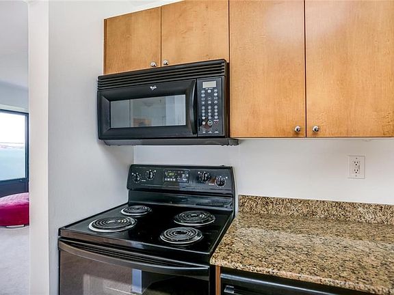 300 Riverfront Dr Detroit MI-large-003-7-300 Riverfront Drive Unit 10H-1500x1000-72dpi.jpg