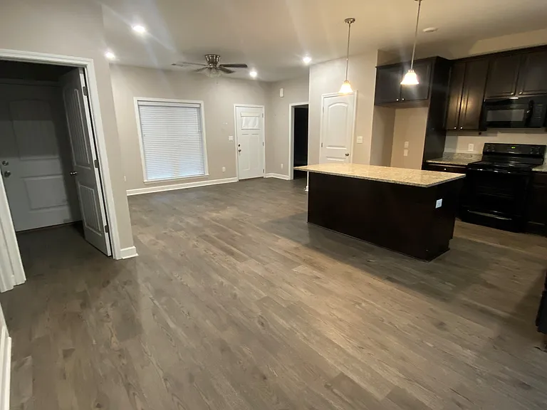 2512 Garden Dr — Photo 5