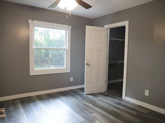 5th image of 1011 Hillcrest Dr
