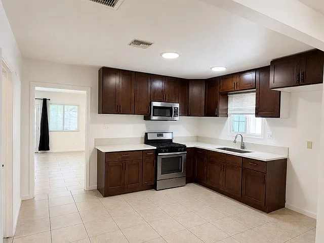 3 bed, 1400 sqft, $3,600 — Photo 2