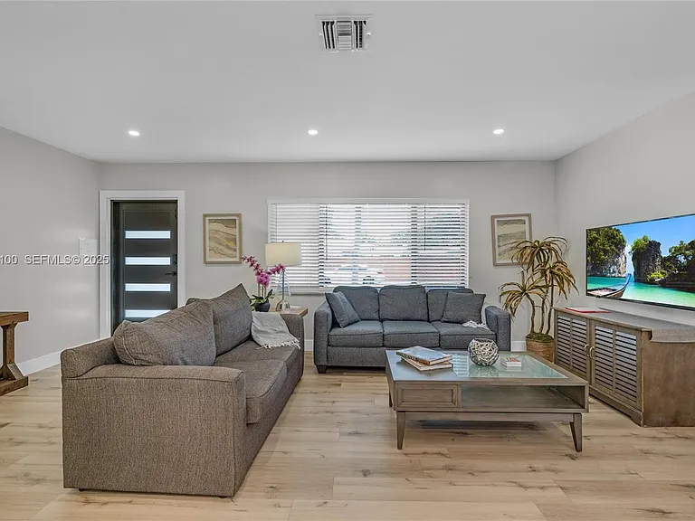 1204 NE 7th St — Photo 4