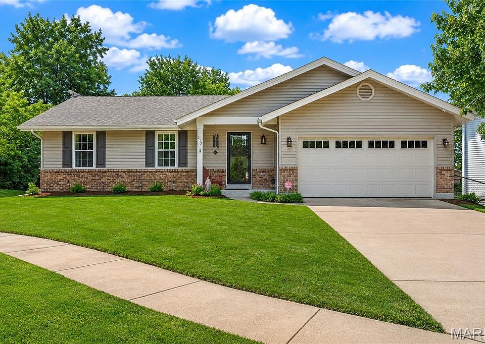 1st image of 235 Surrey Ct