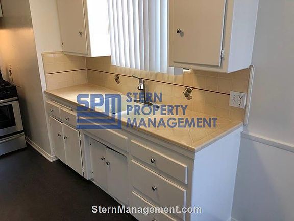3rd image of 953 N Vendome St APT 2