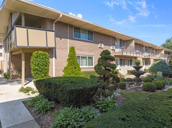 Courts of the Fountains, 8638-56 W Golf Rd #8652-01, Des Plaines, IL 60016