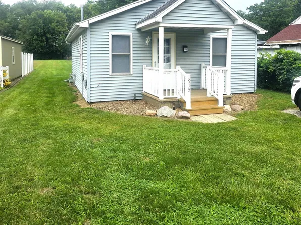 1915 Willow St, Pekin, IL 61554