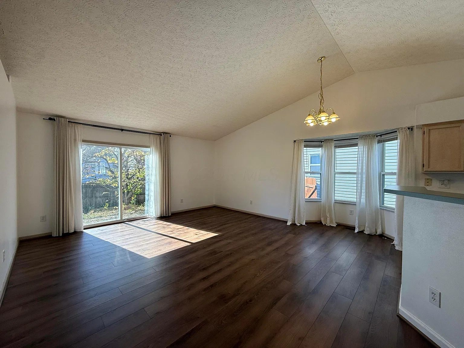 3 bed, 1212 sqft, $2,100 — Photo 3