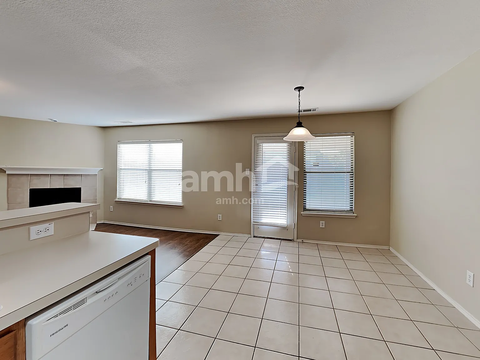 3 bed, 2.0 bath, 1640 sqft, $2,300 — Photo 4