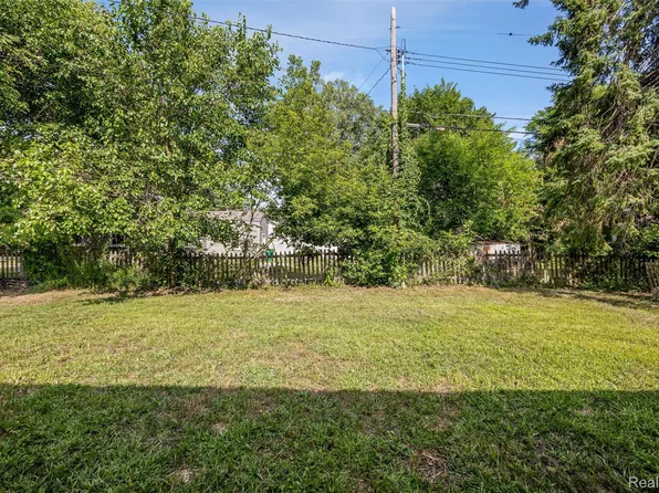 21806 Waldron St, Farmington Hills, MI 48336