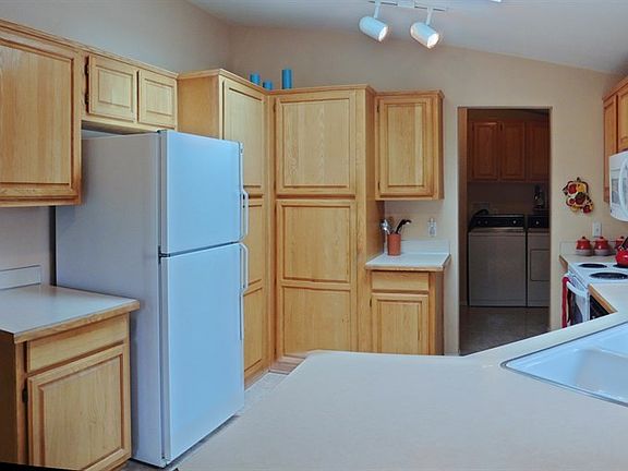 3rd image of 491 Parkwood Blvd