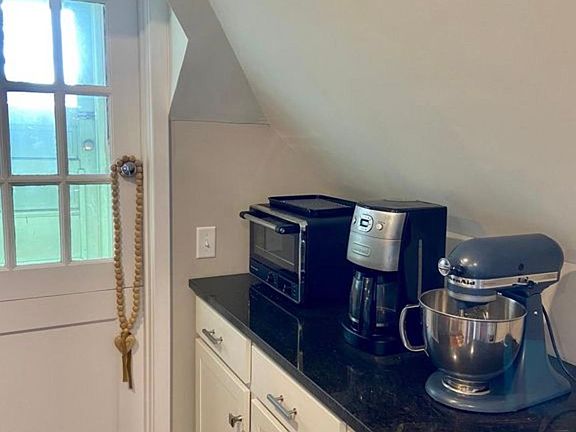 4th image of 1296 Delaware Ave #1