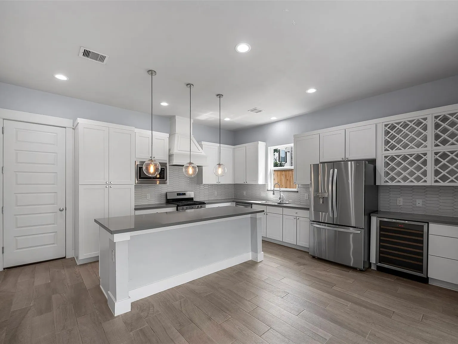 3 bed, 2.5 bath, 2050 sqft, $3,000 — Photo 4