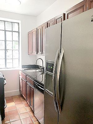3rd image of 72 Barrow St APT 1B