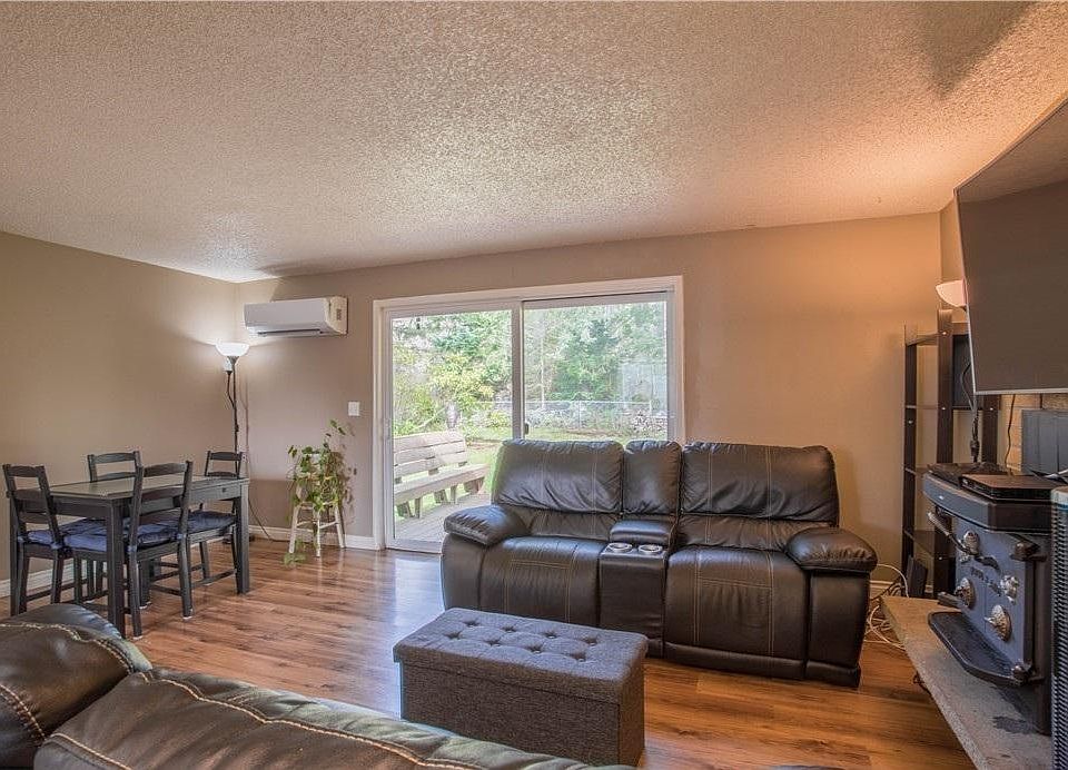 2nd image of 6903 Falcon Way NE