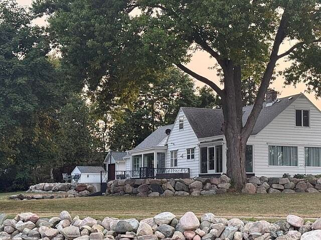 2nd image of 302 5th St