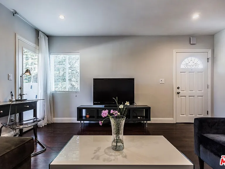 4409 Irvine Ave — Photo 8