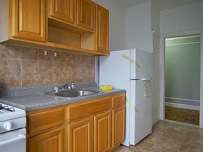 253 E 181st St #4B — Photo 1