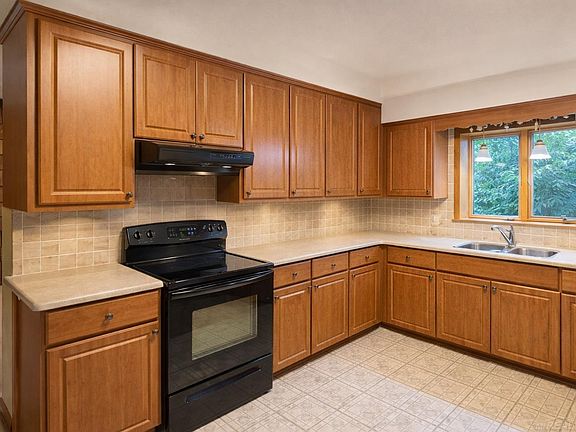 5th image of 3285 Spring Meadow Dr