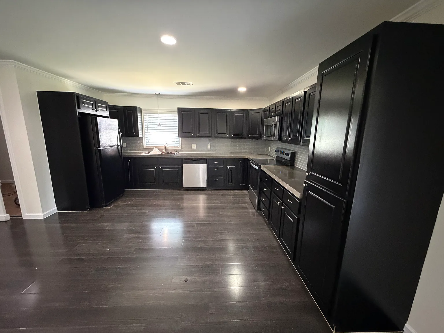 3 bed, 1974 sqft, $1,900 — Photo 2