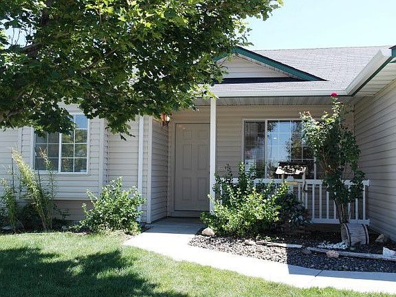 Engaging front porch to enjoy summer evenings