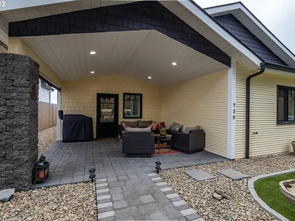 730 Seabird Dr SW, Bandon, OR 97411