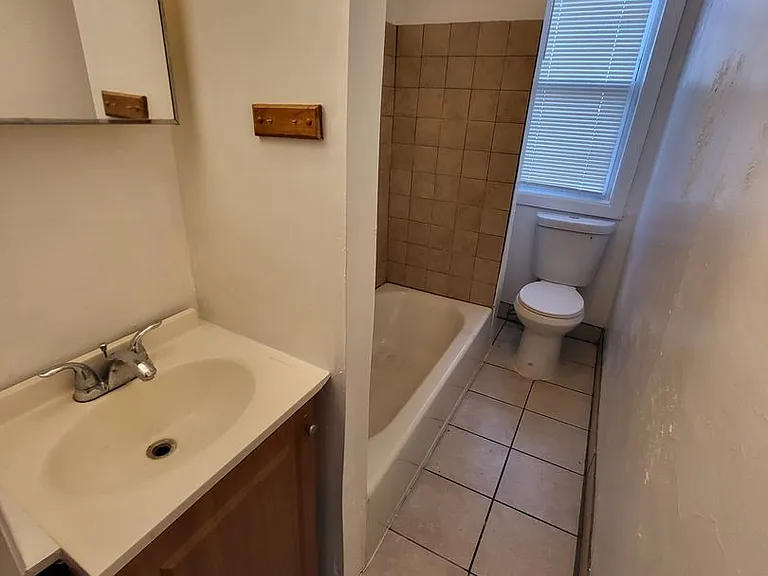 517 N Rose St — Photo 7