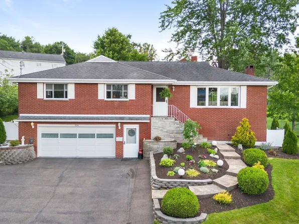 704 Sequoia Ln, Vestal, NY 13850