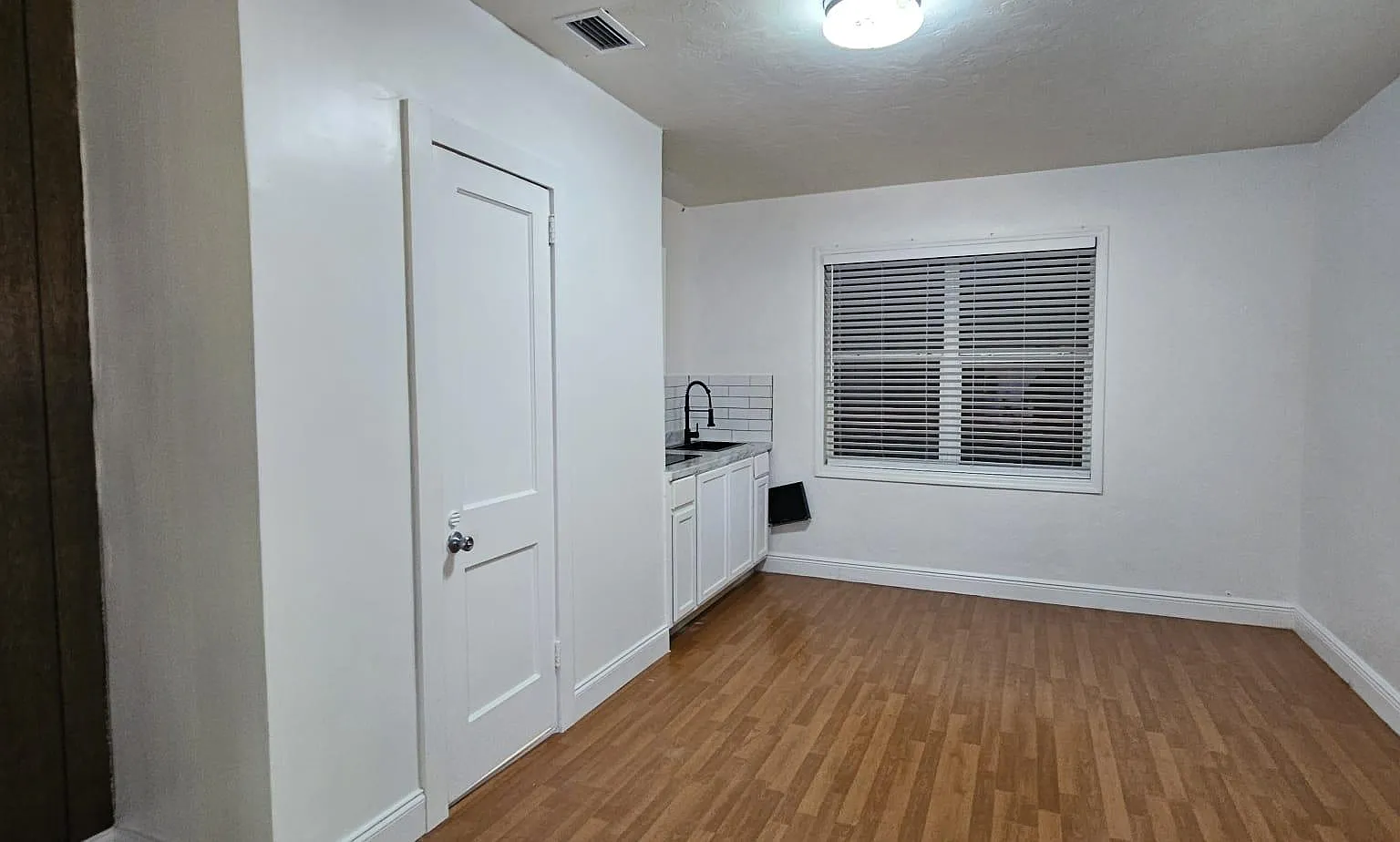 Studio, 400 sqft, $1,500 — Photo 4