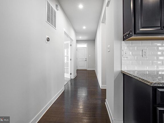 5th image of 929 Robinson Rd