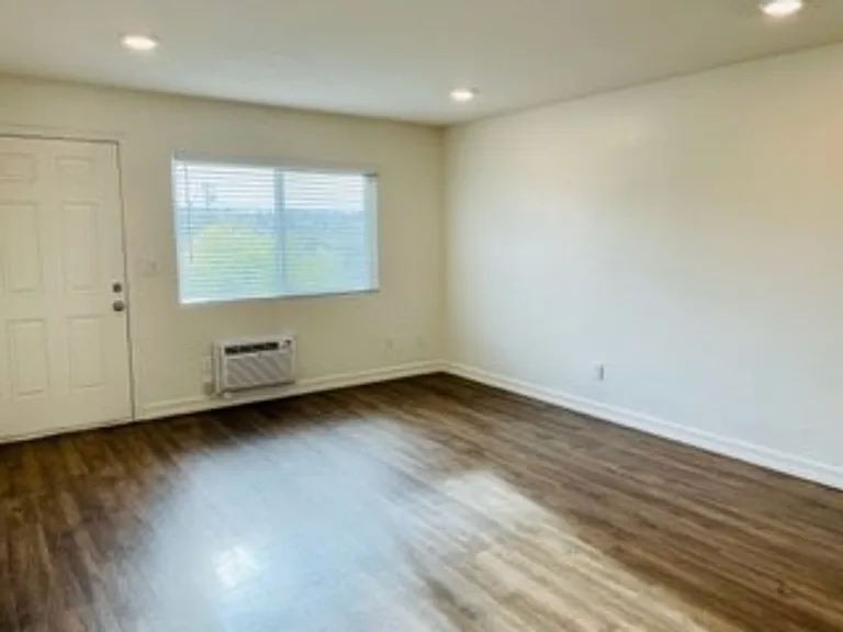 321 Hillside Ter — Photo 12