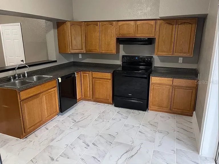 590 S Broadway Ave — Photo 5