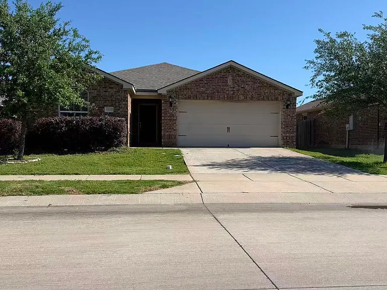 1326 Shumard Dr — Photo 1