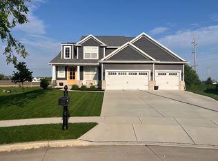 1 Deerfield Ct, Bloomington, IL 61704