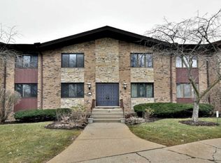 1640 Royal Oak Rd APT 4, Darien, IL 60561