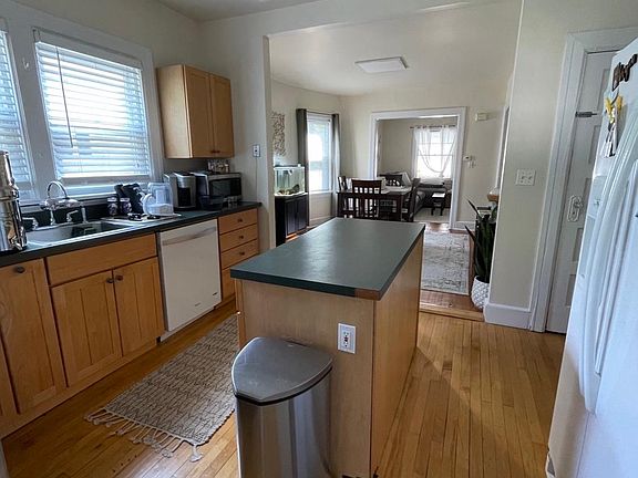 Kitchen w_ Center Island