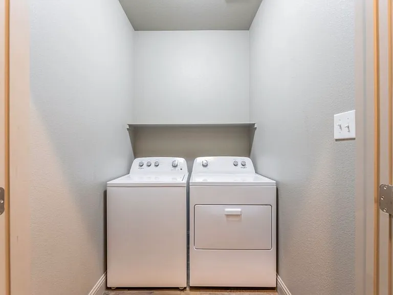 512 E Akard St #400 — Photo 19