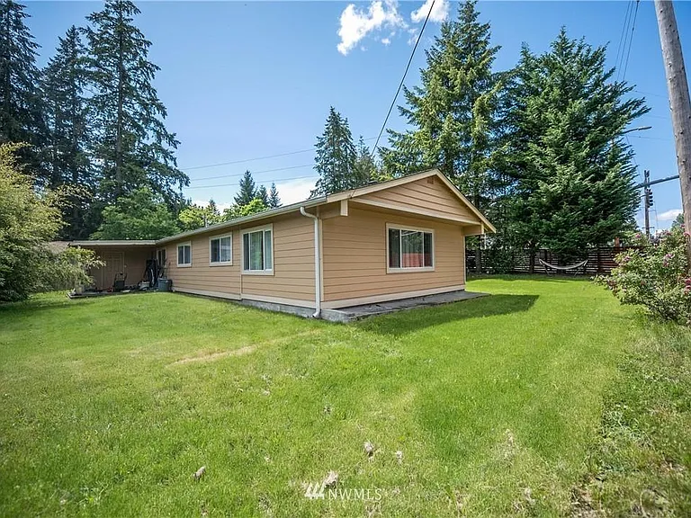 Large Fully-fenced Yard